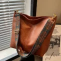 New style women's and men's vintage high-end texture tote bags with large capacity and single shoulder strap.