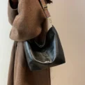 New style women's and men's vintage high-end texture tote bags with large capacity and single shoulder strap. - Image 5